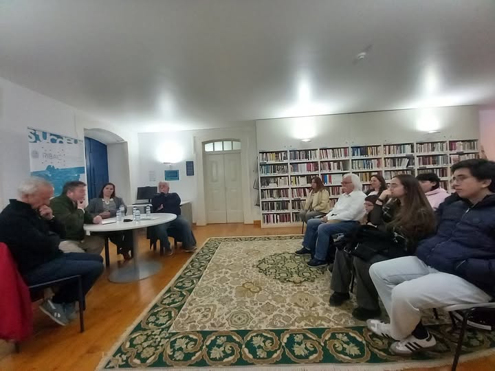 Pode ser uma imagem de 7 pessoas, pessoas a estudar e a mesa